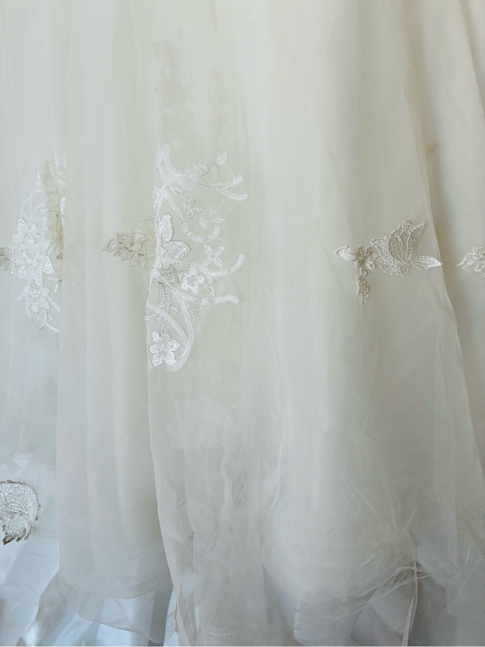 Size M Stunning Lace Wedding Gown - Picture 16 of 16